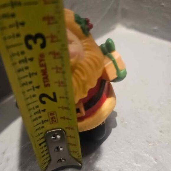 Vintage Hallmark Plastic Santa and Mrs Claus Salt and Pepper Shakers - Picture 4 of 5